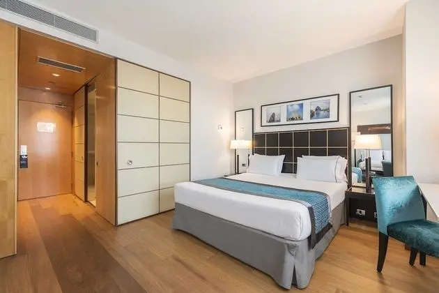 Üç Kişilik Oda, Şehir Manzaralı