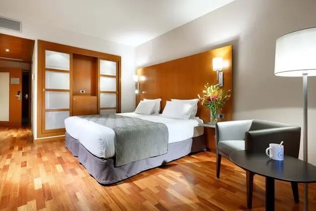 Büyük Yataklı Tek Kişilik Oda