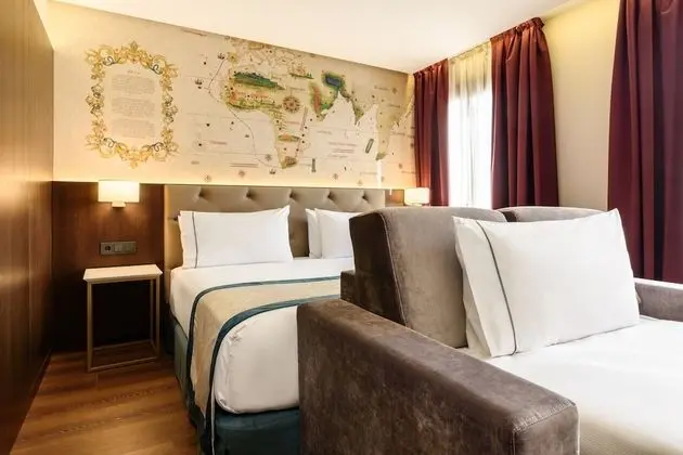 Deluxe Tek Büyük Yataklı Oda (with Sofa Bed)