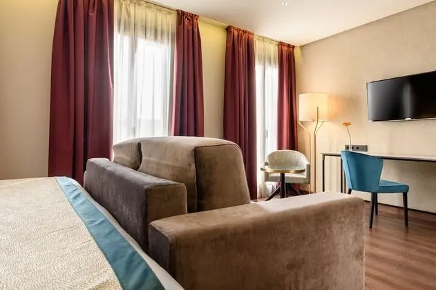 Deluxe Tek Büyük Yataklı Oda (with Sofa Bed)