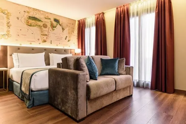 Deluxe Tek Büyük Yataklı Oda (with Sofa Bed)