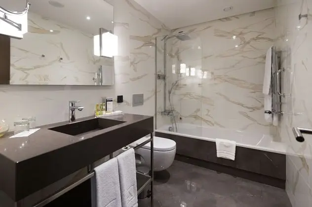 Deluxe Tek Büyük Yataklı Oda (with Sofa Bed)