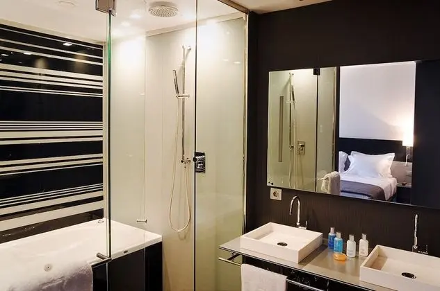 Büyük Yataklı Tek Kişilik Oda