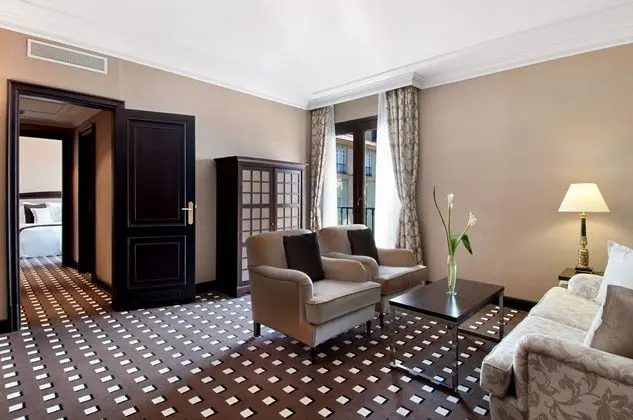 Tek Büyük Yataklı Oda (2 Adults + 1 child)