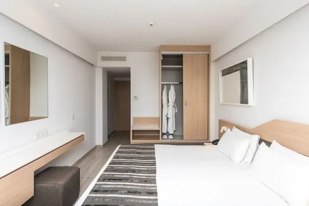 Tek Büyük veya İki Ayrı Yataklı Oda (Side Sea View)