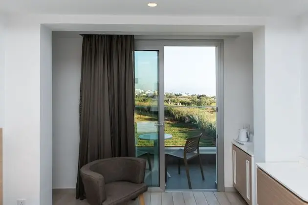 Tek Büyük veya İki Ayrı Yataklı Oda (Side Sea View)