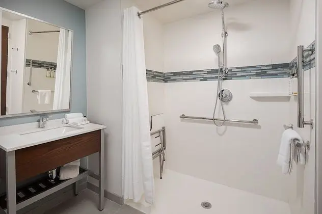 Standard Oda, 1 En Büyük (King) Boy Yatak, Engellilere Uygun (Mobility, Roll-In Shower)