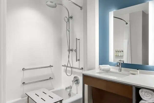 Standard Oda, 1 En Büyük (King) Boy Yatak, Engellilere Uygun (Accessible Tub)