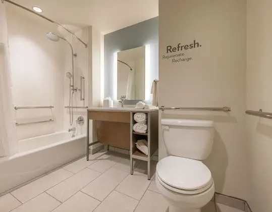 Standard Oda, 2 Büyük (Queen) Boy Yatak, Engellilere Uygun (Accessible Tub)