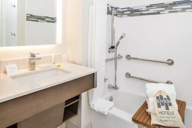 Standard Oda, 2 Büyük (Queen) Boy Yatak, Engellilere Uygun (Communications, Accessible Tub)