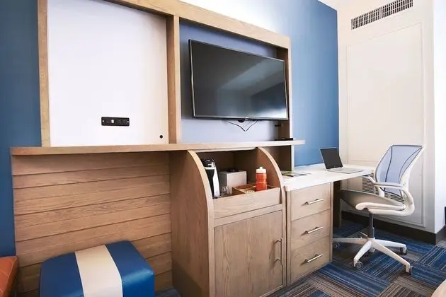 Standard Oda, 1 En Büyük (King) Boy Yatak, Engellilere Uygun (Mobility, Accessible Tub)