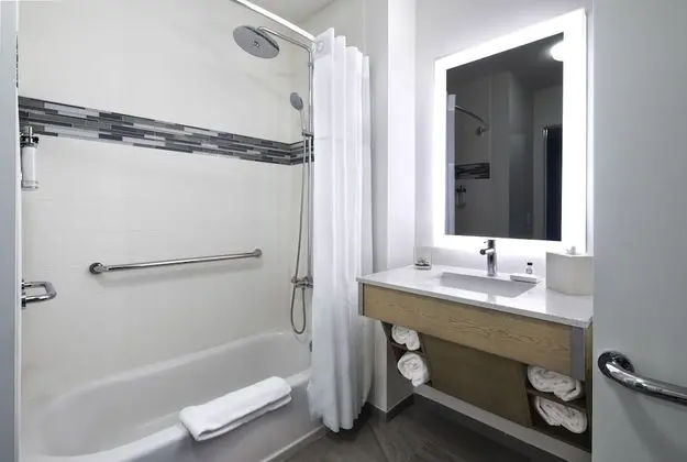 Standard Oda, 1 En Büyük (King) Boy Yatak, Engellilere Uygun (Mobility, Accessible Tub)