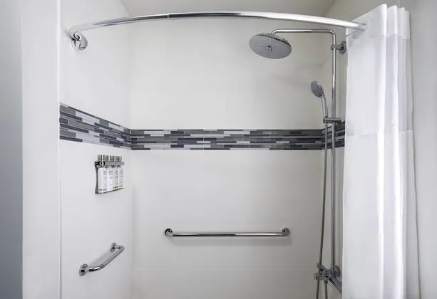 Standard Oda, 1 En Büyük (King) Boy Yatak, Engellilere Uygun (Mobility, Accessible Tub)