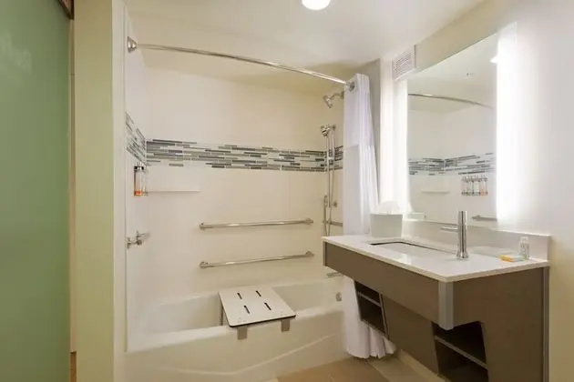 Standard Oda, 1 En Büyük (King) Boy Yatak, Engellilere Uygun (Mobility, Accessible Tub)