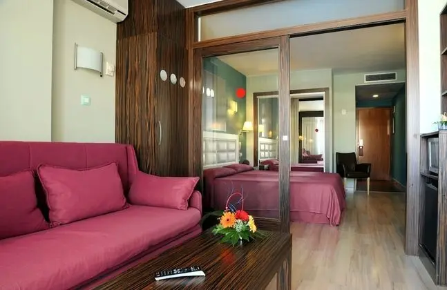 Tek Büyük veya İki Ayrı Yataklı Oda (2 Adults + 1 Child)