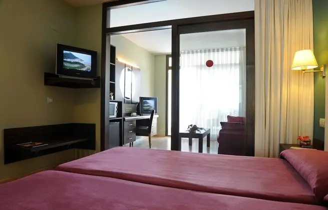 Tek Büyük veya İki Ayrı Yataklı Oda (2 Adults + 1 Child)