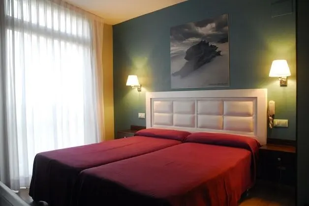 Tek Büyük veya İki Ayrı Yataklı Oda (2 Adults + 1 Child)