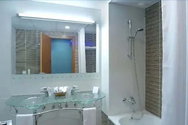 Tek Büyük veya İki Ayrı Yataklı Oda (2 Adults + 1 Child)