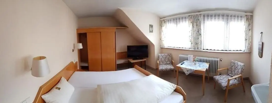 Tek Büyük Yataklı Oda (Large Double Room)