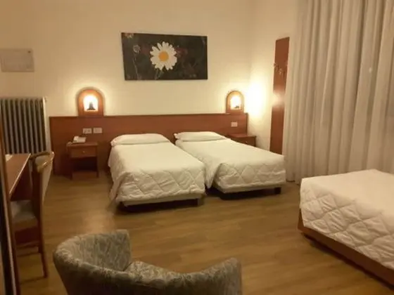 Üç Kişilik Oda