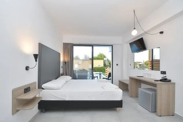 1 Çift Kişilik Veya 2 Tek Kişilik Yatak Pool View