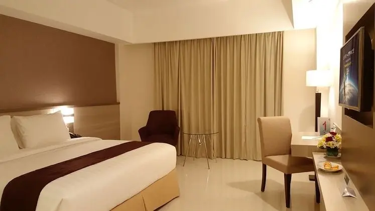 Superior Oda, 1 Büyük (Queen) Boy Yatak, Sigara İçilebilir, Havuz Manzaralı