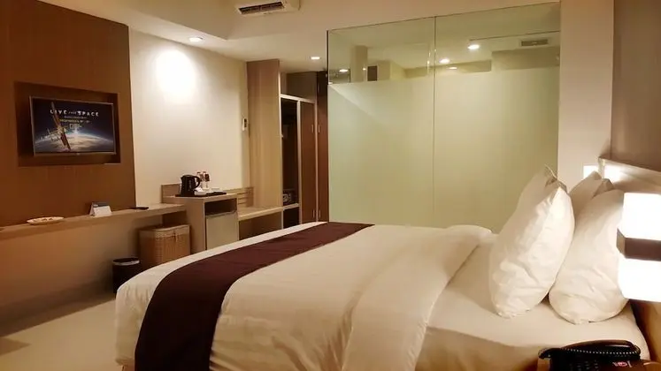 Superior Oda, 1 Büyük (Queen) Boy Yatak, Sigara İçilebilir, Havuz Manzaralı