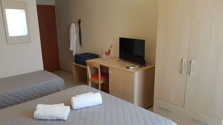 Üç Kişilik Oda, Deniz Manzaralı