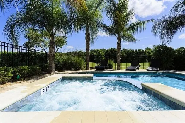 Villa (Exceptional 5 Bedroom Property On Reu)