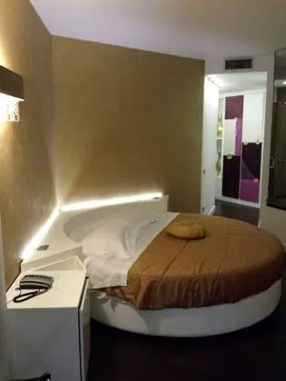 Exclusive Tek Büyük Yataklı Oda