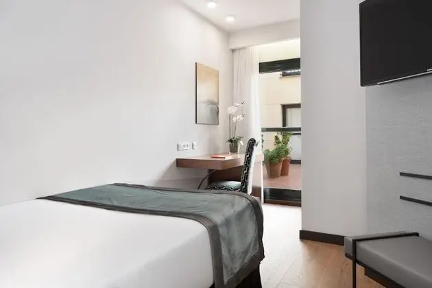 Büyük Yataklı Tek Kişilik Oda