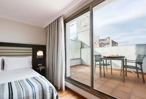 Tek Büyük veya İki Ayrı Yataklı Oda, Teras