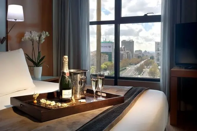 Romantic Oda (Cava bottle + chocolates)
