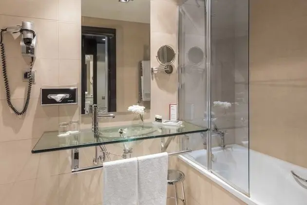 Büyük Yataklı Tek Kişilik Oda