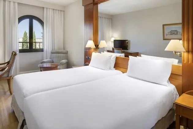 Büyük Yataklı Tek Kişilik Oda