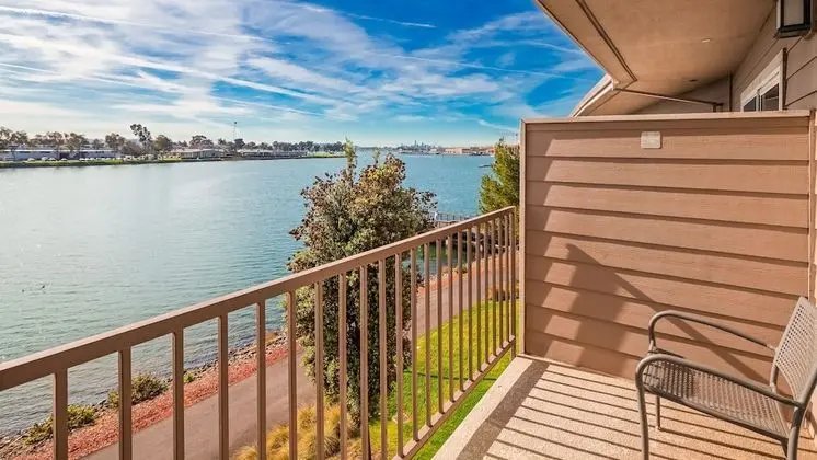 Traditional Room, 1 King Bed, Water View