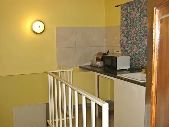 Standard Oda, 1 Büyük (Queen) Boy Yatak, Küçük Mutfak