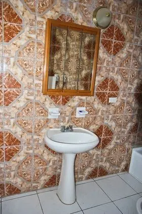 Standard Oda, 1 Büyük (Queen) Boy Yatak, Küçük Mutfak