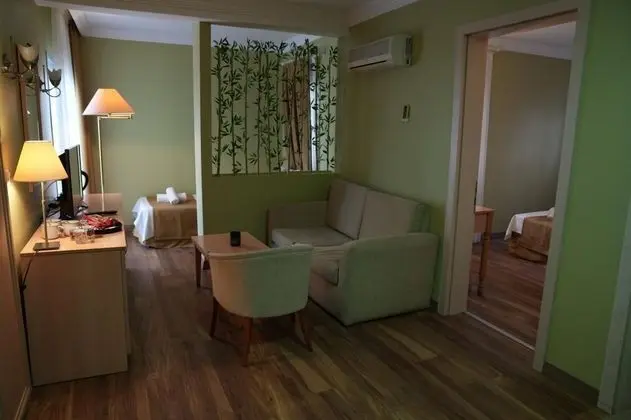 Aile Suiti, Kısmi Deniz Manzaralı, Fransız Balkonlu