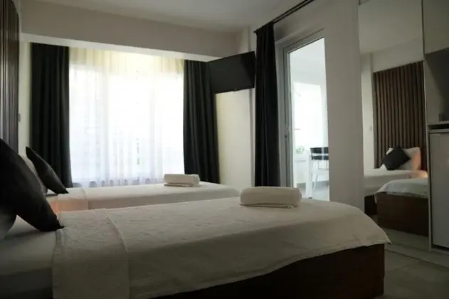 Deluxe Oda Alt Kat, Havuz veya Bahçe Manzaralı, Balkonlu