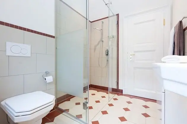 Tek Büyük Yataklı Oda, Küçük Mutfak, Bahçe Manzaralı