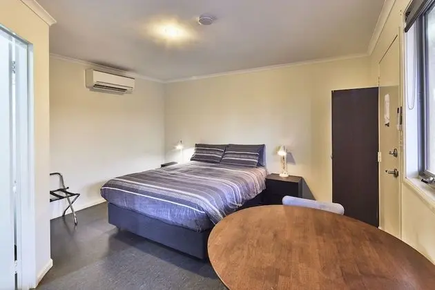 Basic Oda (Motel Room)