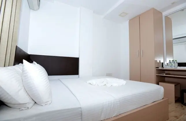 Deluxe Üç Kişilik Oda, Balkon, Kısmi Deniz Manzarası