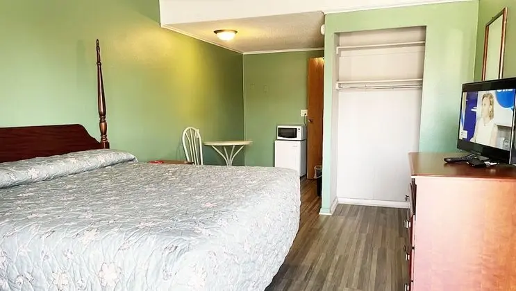 Oda, 1 En Büyük (King) Boy Yatak, Sigara İçilebilir, Buzdolabı ve Mikrodalga