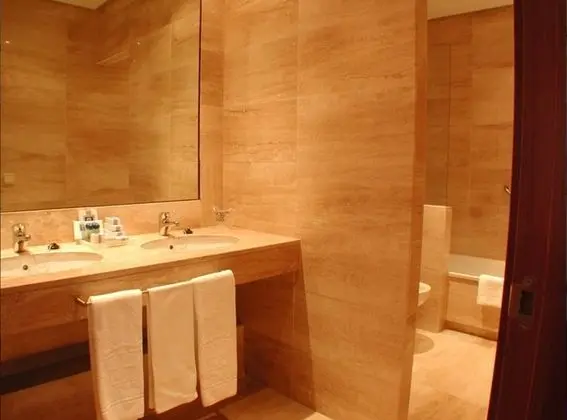 Büyük Yataklı Tek Kişilik Oda