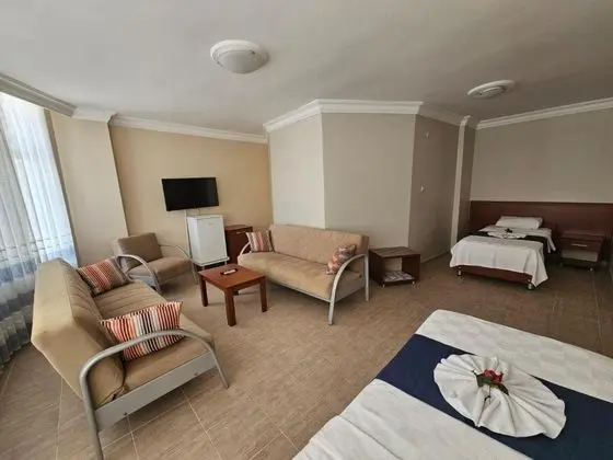 Aile Suiti, Deniz ve Şehir Manzaralı, Balkonlu
