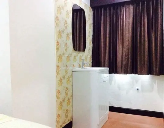 QUEEN BED ROOM