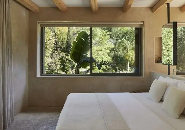 Superior Raw Retreat Side Sea View