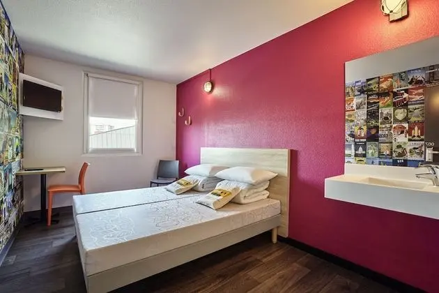 Oda, 2 Tek Kişilik Yatak (Side Car)