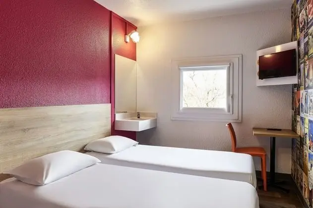 Oda, 2 Tek Kişilik Yatak (Side Car)